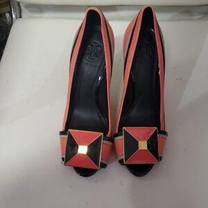 Tory Burch peach/black/gold SAMPLE pump 4.25 "heel" Never worn Size 7